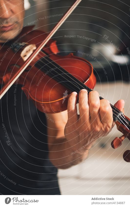 Anonymer männlicher Musiker, der Geige spielt spielen Instrument Mann Talent Schot Geiger Melodie ethnisch hispanisch ausführen Probe Klang unterhalten Hobby