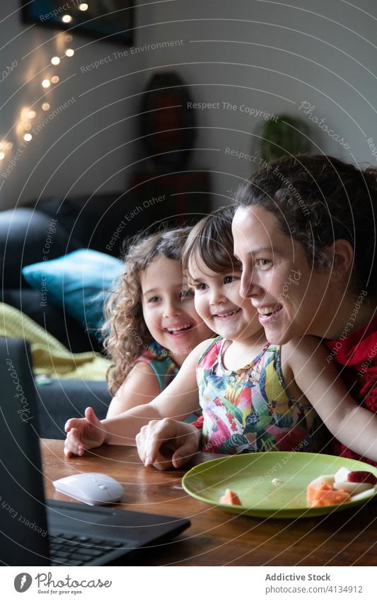 Mutter und Kinder führen einen Videoanruf zu Hause heimwärts Laptop Glück Zusammensein heiter Apparatur benutzend Video-Chat Gespräch Gerät verfehlen Lächeln