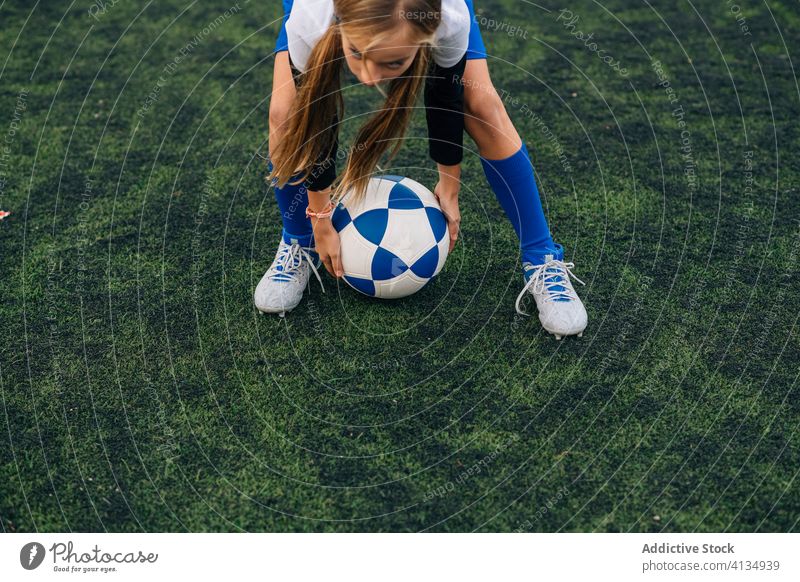junge Spielerin, die im Sportstadion Fussball spielt Mädchen Fußball Ball Feld Kind laufen spielen Uniform Club Training Aktivität Stadion Athlet Gerät Kick