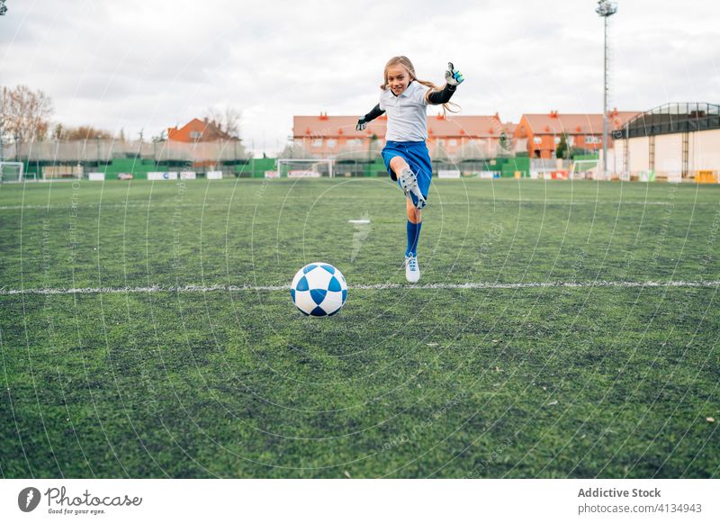 junge Spielerin, die im Sportstadion Fussball spielt Mädchen Fußball Ball Feld Kind laufen spielen Uniform Club Training Aktivität Stadion Athlet Gerät Kick