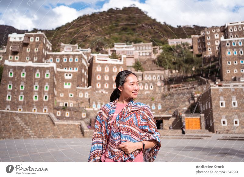 Reisende Frau im Dorf Rijal Almaa rijal almaa reisen Urlaub Ausflugsziel Saudi-Arabien Sommer Chinesisch Tourismus Architektur Gebäude Fenster farbenfroh Stein