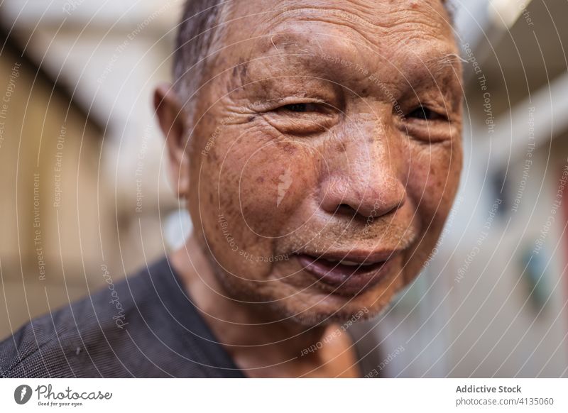 Älterer ethnischer Bauer auf der Straße in der Gemeinde Landwirt Senior Mann Gärtner Stadt Vorschein Lächeln Porträt Orientalisch Werkzeug urban Taiwan