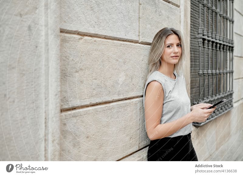 Frau mit Smartphone auf der Straße stehend Großstadt benutzend jung Glück Stil Nachricht Browsen Handy Lifestyle Gerät Apparatur urban Lächeln trendy