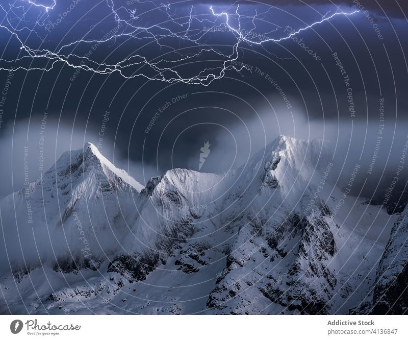 Blitzschlag über felsigem Berggipfel Blitze Unwetter Felsen rau Schnee Klippe Berge u. Gebirge dramatisch dunkel Himmel Landschaft Nacht Natur Stein Abend