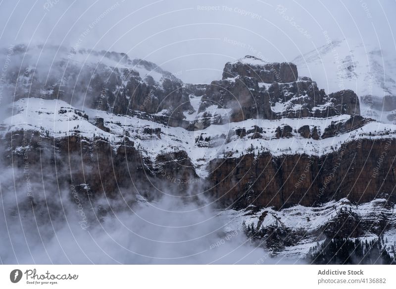 Berge im Winter mit Schnee und Nebel bedeckt Berge u. Gebirge Landschaft atemberaubend Dunst spektakulär idyllisch Natur malerisch Klima Ambitus trist ruhig