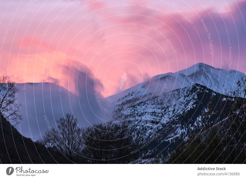 Schneebedeckter Berg bei Sonnenuntergang im Winter Berge u. Gebirge Landschaft atemberaubend spektakulär idyllisch Natur Nebel malerisch unberührt ruhig Kamm