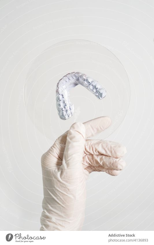 Zahnarzt mit Zahnersatz im modernen Labor Prothesen dental Zähne Hand Halt medizinisch Gesundheitswesen Stomatologie Zahnmedizin Gerät Medizin