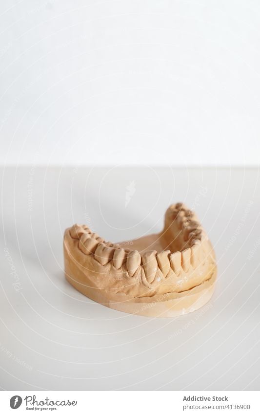 Zahnarzt mit Zahnersatz im modernen Labor Prothesen dental Zähne medizinisch Gesundheitswesen Stomatologie Zahnmedizin Medizin kieferorthopädisch Arbeit