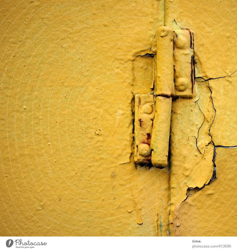 Hiddensee | Eine Frage der Zeit Mauer Wand Schifffahrt Binnenschifffahrt An Bord maritim Bordwand Scharnier Beschläge Bootslack historisch kaputt trashig gelb