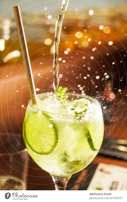 Erfrischender Mojito-Cocktail im Glas Kristalle fließen platschen süß Alkohol Getränk trinken Stroh Kalk Frucht tropisch lecker Limonade kalt aktualisieren