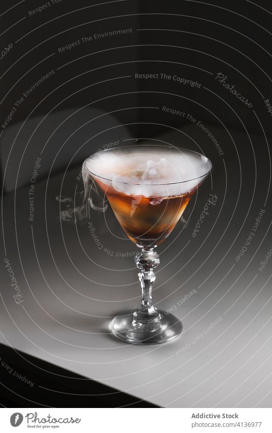 Dampfende Cocktails mit Trockeneis elegant Eis trocknen Rauch Getränk Alkohol Glaswaren Tisch geschmackvoll Restaurant feiern trinken Bar Reichtum klassisch