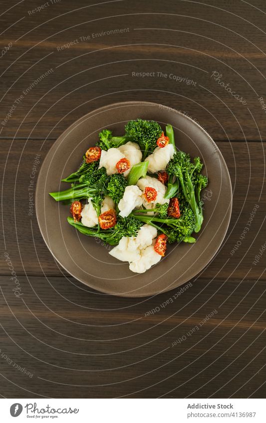Schüssel mit Broccolini mit Käse und getrockneten Tomaten broccolini Salatbeilage organisch Mahlzeit Speise Küche Lebensmittel lecker Gemüse Zusammensetzung