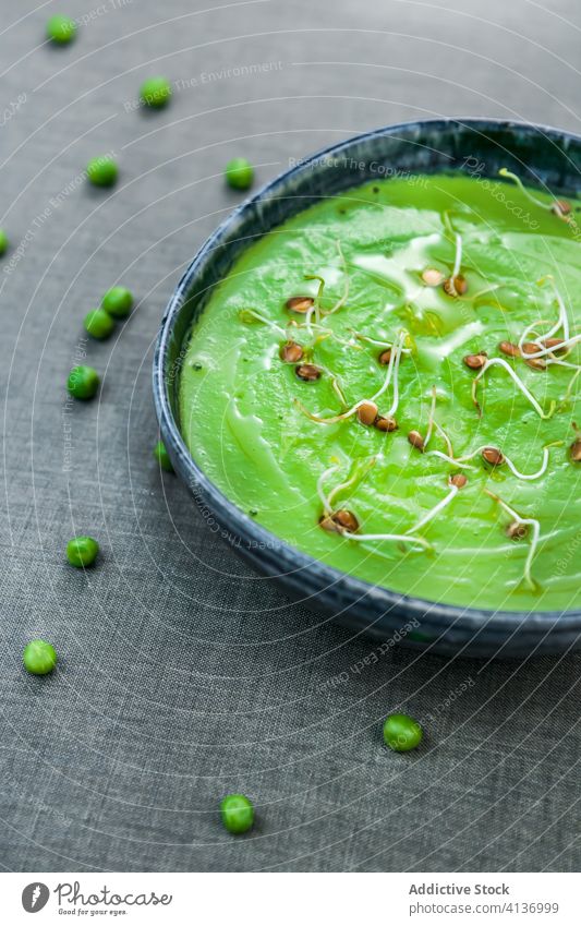 Grünes Erbsenpüree mit grünen Sprossen Püree Küche Schalen & Schüsseln organisch Ernährung frisch Lebensmittel Snack Dip sprießen Feinschmecker Gesundheit