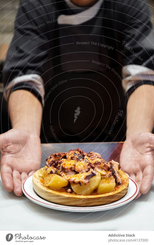 Koch serviert Teller mit Kartoffeln und Pilzen Speise Käse Küchenchef Restaurant Mahlzeit Abendessen Feinschmecker frisch kulinarisch lecker Portion