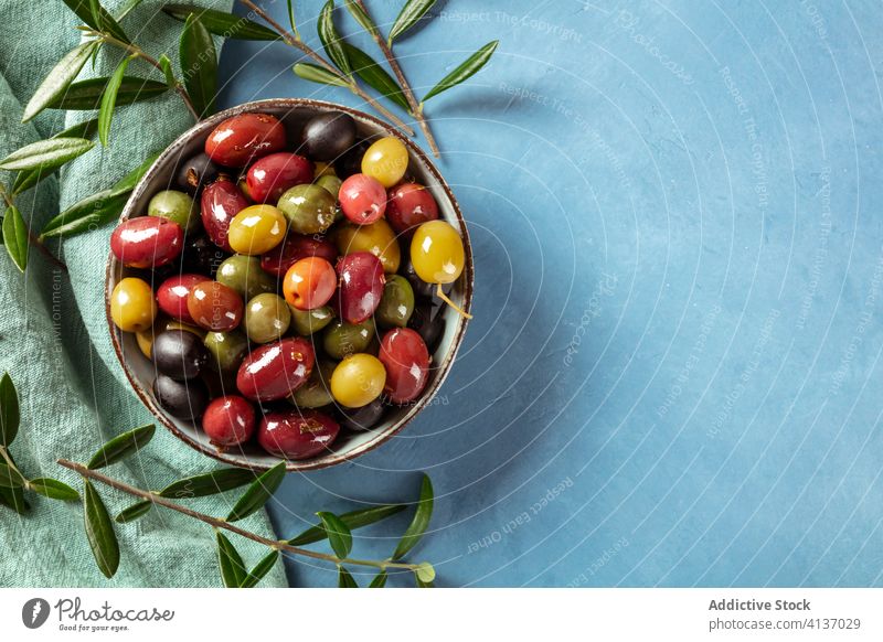Oliven. Eine Vielzahl von grünen, schwarzen und roten Oliven, mit Blättern, Schuss von oben mit einem Platz für Text Kalamata braun Varieté Sortiment Overhead