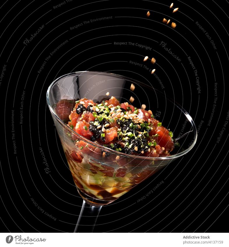 Raffinierte bunte Vorspeise im Glas serviert Lebensmittel Feinschmecker Amuse-Gueule Salatbeilage Cocktail anspruchsvoll Delikatesse Thunfisch Weinstein Kaviar