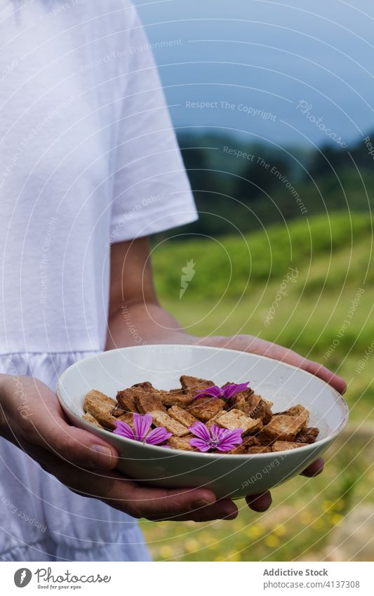 Crop-Frau mit Schüssel Müsli Frühstück Zimt Schalen & Schüsseln Landschaft Morgen lecker knirschen Knusprig Keramik Lebensmittel geschmackvoll Dessert