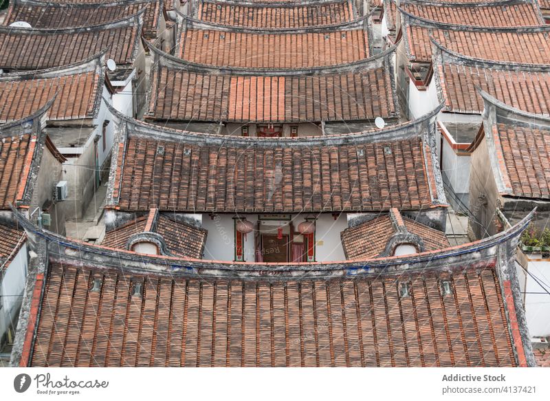 Schäbige Dächer von Wohnhäusern in einem Dorf Dachterrasse schäbig Gebäude Kurve Orientalisch Reihe Fliesen u. Kacheln gealtert daimei China Tradition