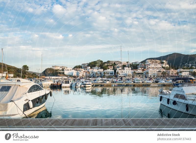 Hafen der Küstenstadt Pier Portwein Stadt reisen Gefäße malerisch Küstenlinie MEER Meeresufer llanca Spanien Wasser Reflexion & Spiegelung wolkig Ausflug Urlaub