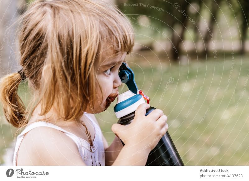 Kleines Mädchen trinkt Wasser im Park trinken Kind frisch wenig Flasche Sommer niedlich bezaubernd dreckig Kunststoff liquide Erfrischung Getränk Gesundheit