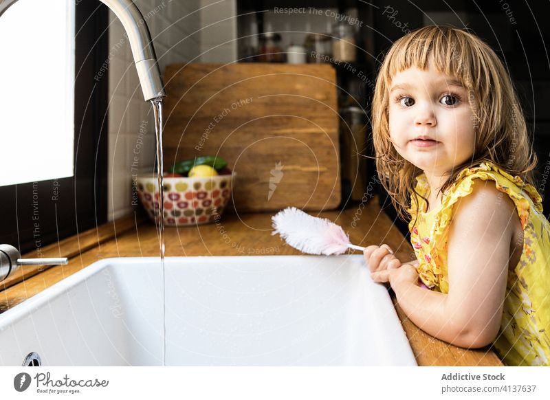 Mädchen bereit zum Händewaschen Kind Waschen Hand Wasser Seife Küche heimwärts Waschbecken Wasserhahn Abfertigungsschalter gemütlich Lifestyle Spielfigur nass