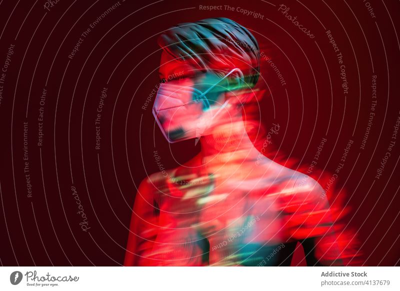 Weibliche Schaufensterpuppe mit Maske im Neonlicht Mundschutz neonfarbig Dummy Frau Konzept Bund 19 behüten verhindern nackt Coronavirus medizinisch Atelier