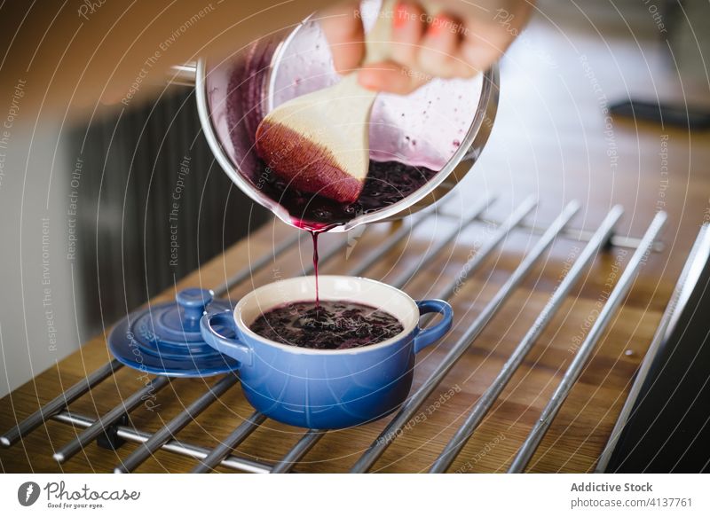 Frau bereitet köstliche Beerenmarmelade zu Marmelade Blaubeeren vorbereiten eingießen Topf Hausfrau selbstgemacht Lebensmittel süß Dessert Frühstück Keramik