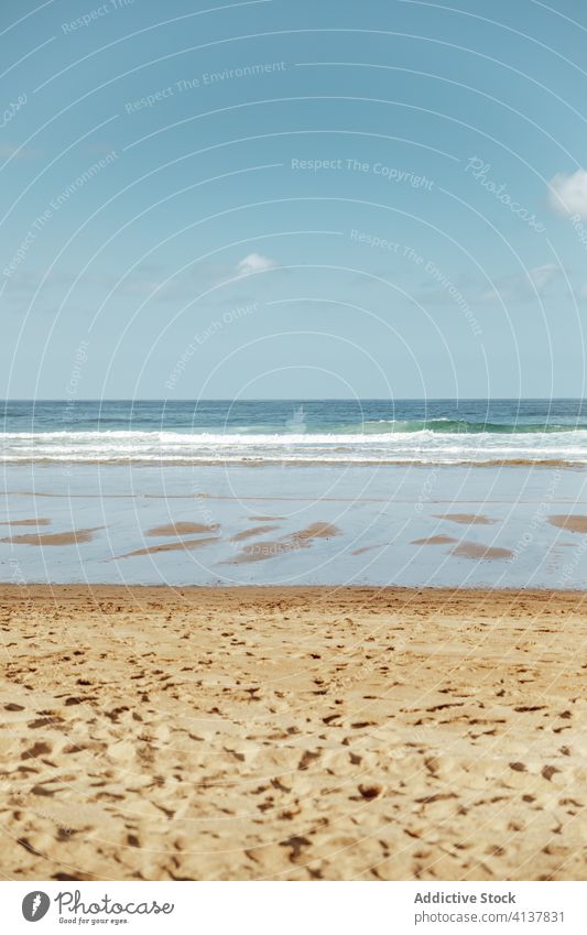 Sandstrand mit Wellen MEER Strand Himmel Fußspur Uferlinie Meereslandschaft malerisch friedlich spektakulär Harmonie idyllisch Horizont Reflexion & Spiegelung