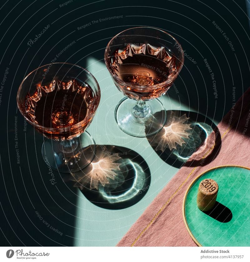 Rosenweingläser auf dem Tisch Rosenweinglas natürliches Licht Schatten hart Brille Aperitif sich[Akk] entspannen trendy Glitter Nahaufnahme Getränke