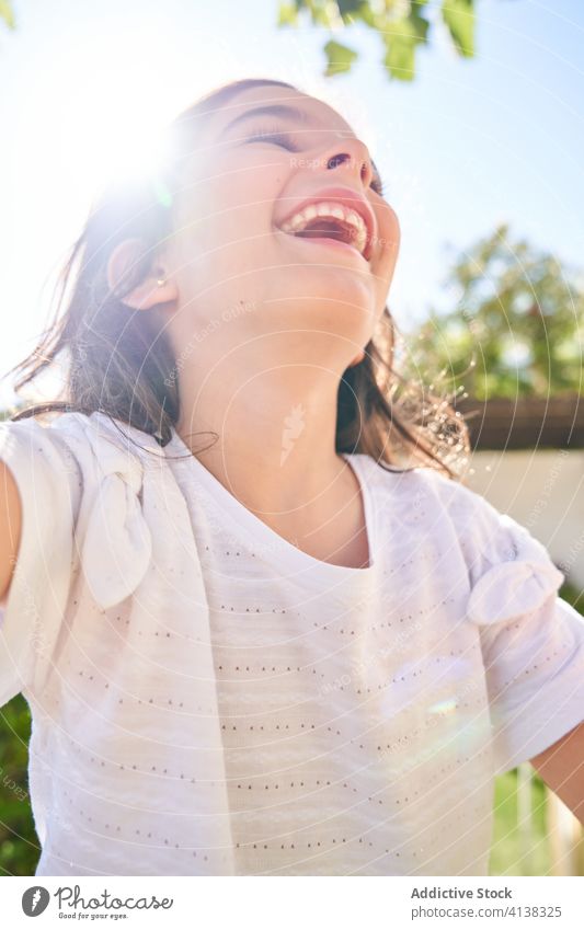 Glückliches Mädchen genießt den Sommertag Freude Lachen genießen Kind sorgenfrei heiter Spaß sonnig Garten Optimist froh Kindheit positiv aufgeregt Inhalt