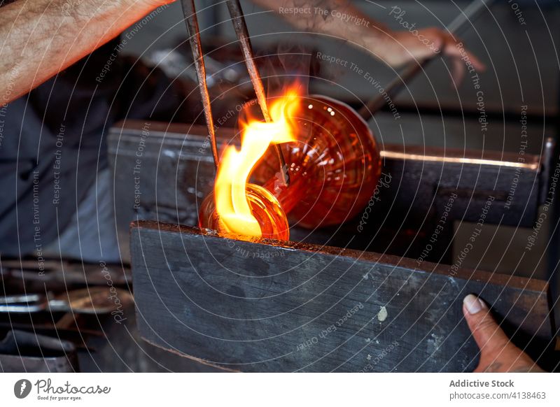 Gesichtslose Kunsthandwerker Glasbläser Shisha Basis Handwerkskunst Schlag geschmolzen Herstellung shisha professionell Beruf Basteln Flamme heiß Prozess