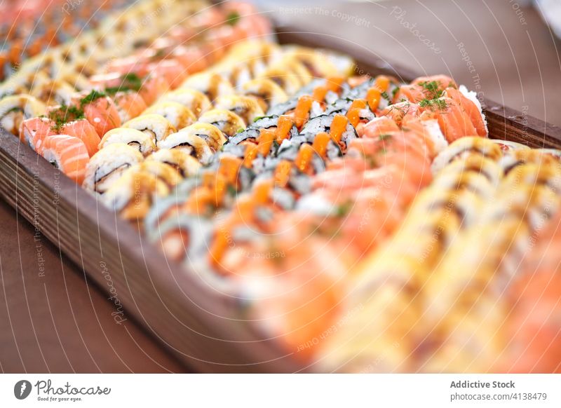 Sushi und Rollen in Containern im Laden rollen sortiert Werkstatt schmackhaft lecker verschiedene Kulisse Lebensmittel frisch geschmackvoll Mahlzeit Küche