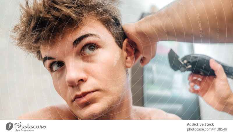 Pflanzenfriseur beim Haareschneiden für Männer Trimmer Haarschnitt Bad geschnitten entgittern Friseur Pflege Zusammensein Zeitgenosse modern Werkzeug Hygiene