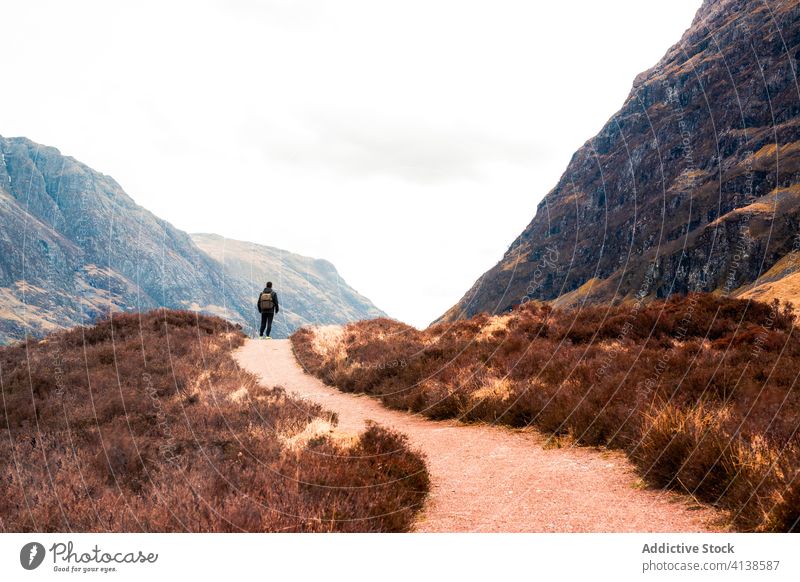 Wanderer auf einem Weg in bergigem Gelände Reisender Berge u. Gebirge Hochland Hügel Nachlauf Himmel Aktivität Landschaft Natur Glen Coe Schottland Abenteuer