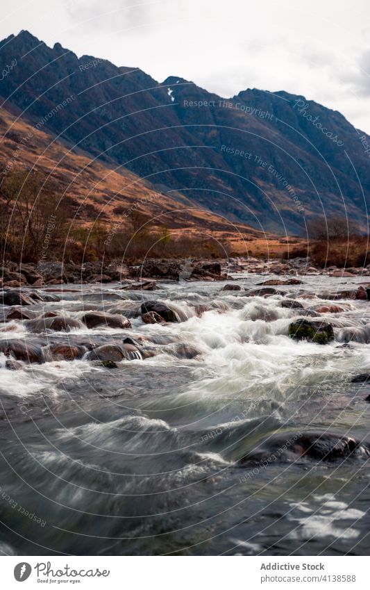 Gebirgsfluss in unwegsamem, felsigem Gelände Fluss Berge u. Gebirge Felsen rau strömen Landschaft Natur Hochland Stein wild Schottland Glen Coe Tourismus reisen