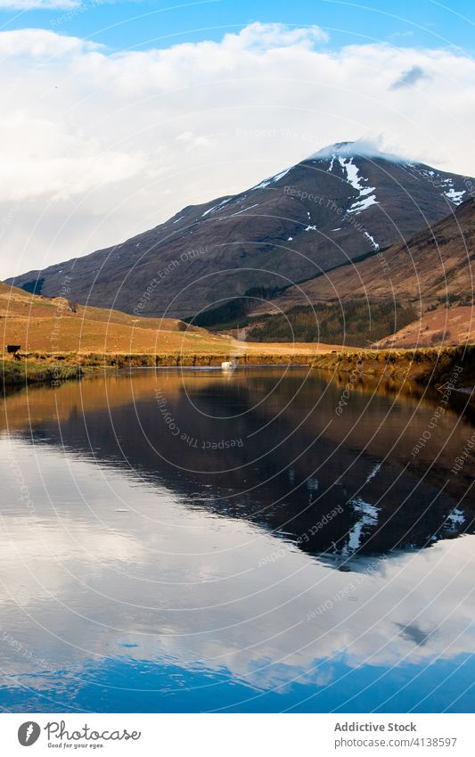 Bewölkter Himmel und Berg spiegeln sich im See Berge u. Gebirge Reflexion & Spiegelung Landschaft Windstille Gipfel Natur Schottland Hochland Glen Coe Wasser