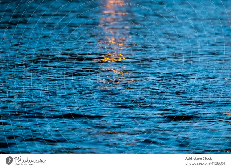 Im dunklen Wasser reflektiertes Licht Reflexion & Spiegelung Rippeln Textur Sonnenuntergang Abenddämmerung Hintergrund Natur Nacht dunkel glühen glänzend