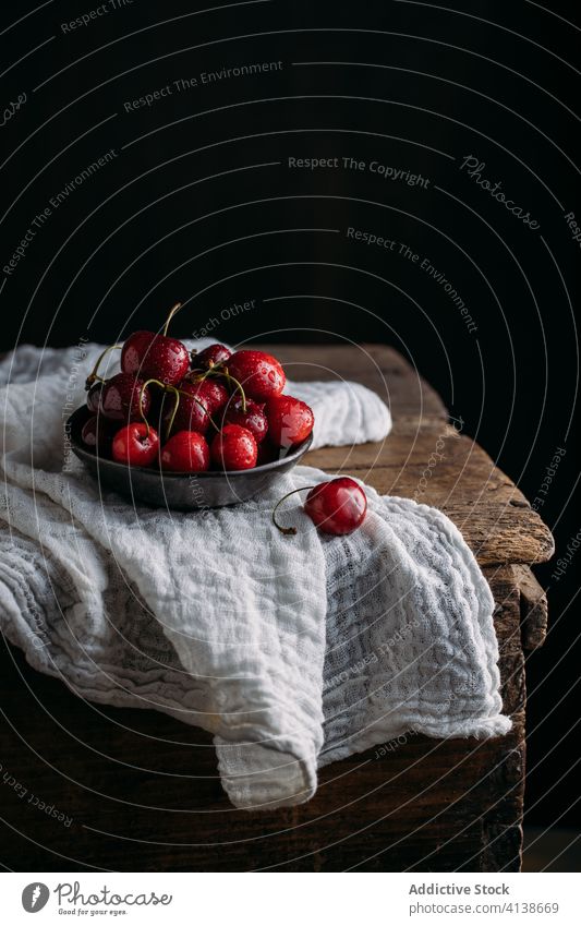 Schale mit frischen Kirschen rot hölzern Tisch Schalen & Schüsseln Hintergrund Gesundheit Sommer süß reif Frucht Beeren Lebensmittel Dessert Vegetarier