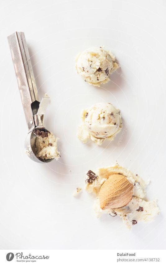 Eiscreme mit Vanille und Schokolade Hintergrund Ball braun Nahaufnahme Sahne Molkerei Dessert Geschmack Lebensmittel gefroren gelato Feinschmecker Speiseeis