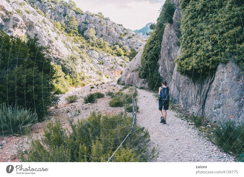 Frau beim Wandern auf einem Bergpfad in Katalonien Spanien im Freien Textfreiraum Farbe Menschen eine Person Berge u. Gebirge Freiheit reisen Gesundheit