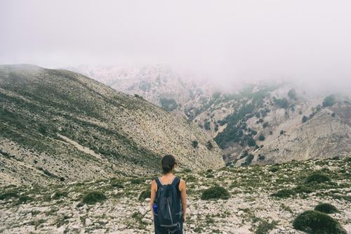 Frau beim Wandern auf einem Bergpfad in Katalonien Spanien im Freien Textfreiraum Farbe Menschen eine Person Berge u. Gebirge Freiheit reisen Gesundheit
