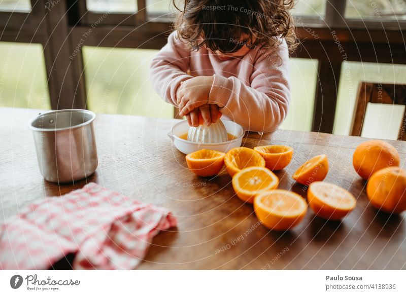 Kind macht Orangensaft zu Hause 1-3 Jahre Kaukasier orange Farbfoto Mensch Saft Kindheit Frucht Gesundheit saftig Lebensmittel Vorbereitung Ernährung