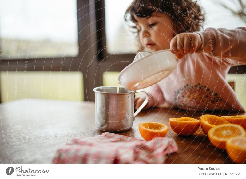 Kind macht Orangensaft 1-3 Jahre Kaukasier orange Farbfoto Mensch Saft Kindheit Frucht Gesundheit saftig Lebensmittel Ernährung Gesunde Ernährung frisch Vitamin
