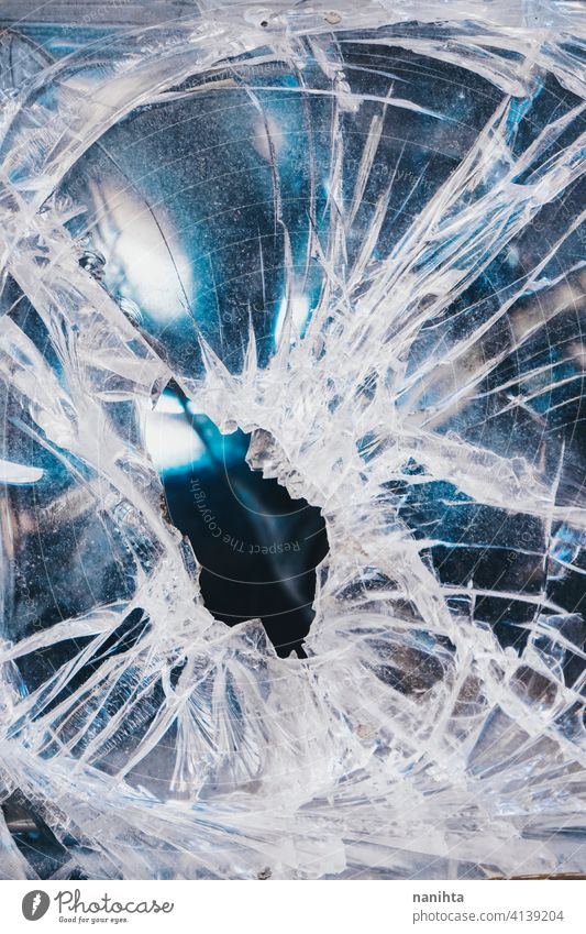 Texturiertes Bild eines beschädigten Glases gebrochen Kristalle Golfloch Hintergrund Oberfläche pleite Vandalismus weiß blau Treffer geknackt texturiert