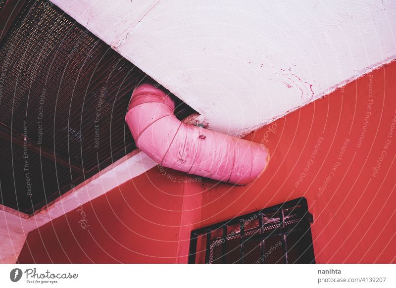 Grunge-Bild eines Rohrs in der Nähe einer Entlüftung unterirdisch Architektur Lüftung System Hintergrund Licht Sonnenlicht belüftet Zaun Grillrost gegrillt