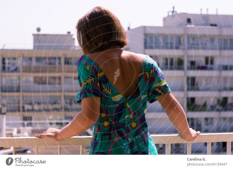 Frau auf einem Balkon an einem sonnigen Morgen Junge Frau Sonnenlicht im Innenbereich Quarantäne Einsperrung Isolation vereinzelt Coronavirus Pandemie
