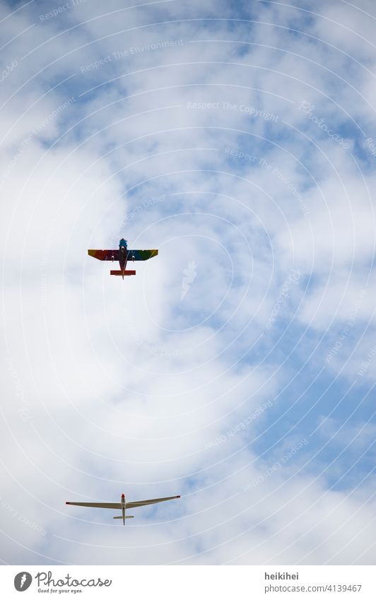 Ein Propellerflugzeug zieht ein Segelflugzeug Flugplatz ziehen Höhe fliegen Flugzeug Luftverkehr Himmel Außenaufnahme Segelfliegen Segelflugplatz Fluggerät
