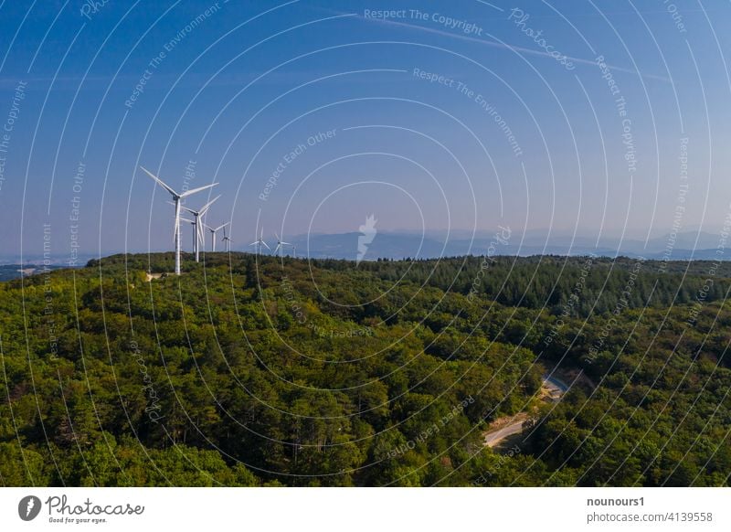 Windpark im Wald erzeugt Strom wind Windkraftanlage Himmel Energiewirtschaft Elektrizität Industrie ökologisch Erneuerbare Energie Umwelt alternativ