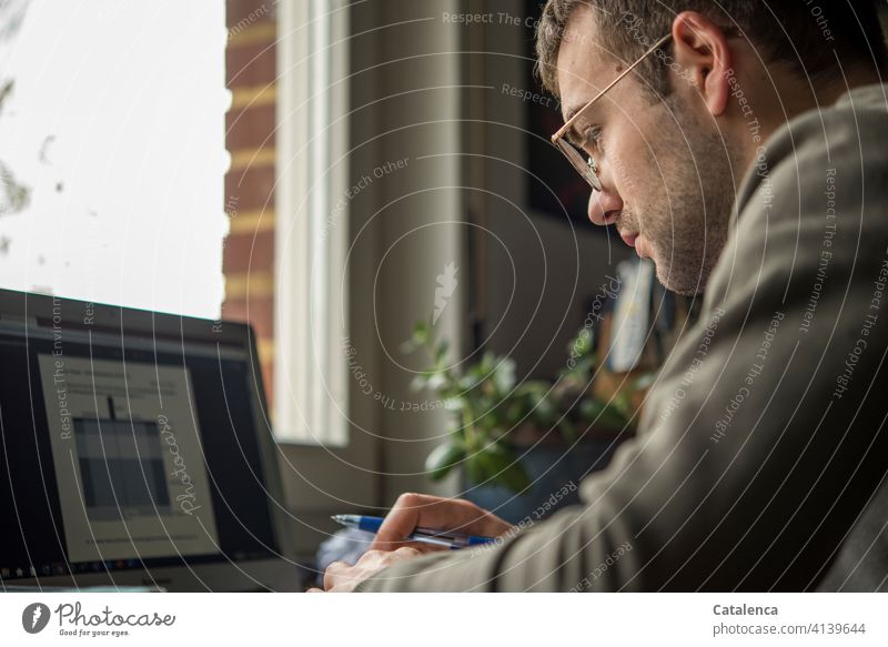 Junger Mann vor Laptop junger Mann arbeiten zu Hause Homeoffice lernen Vorlesung Schreibtisch Arbeitsplatz online Internet Bildung Technik & Technologie Fenster