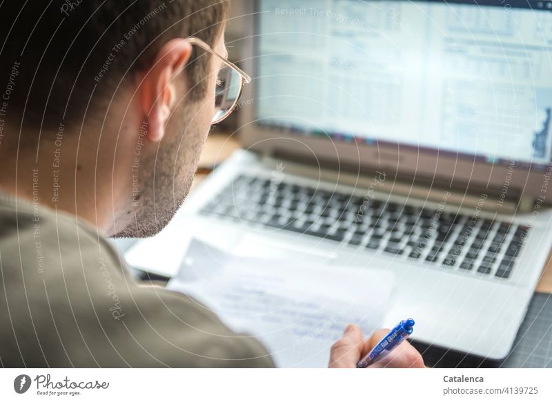 Junger Mann arbeitet am Laptop, online Vorlesung arbeiten zu Hause Homeoffice lernen Internet Portrait Bildung Schreibtisch Fenster Arbeitsplatz Computer